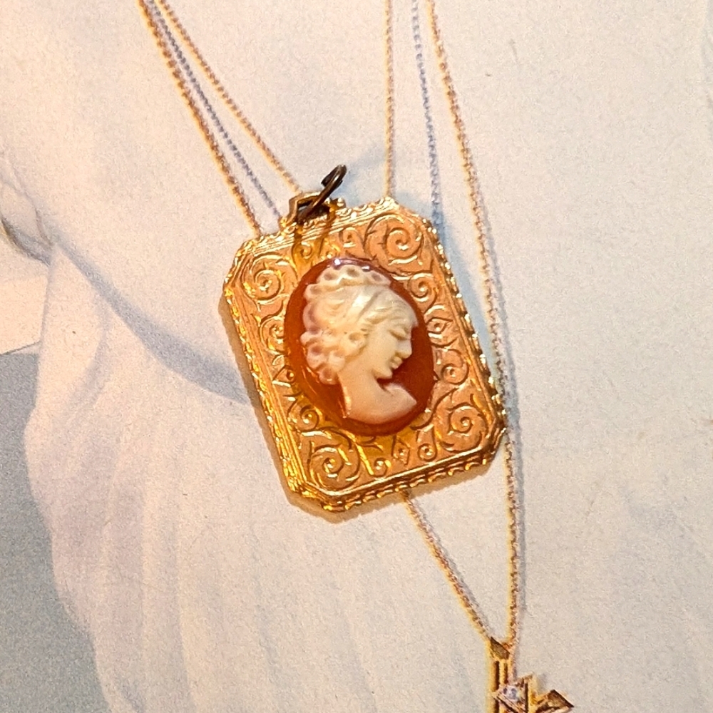 Antique Carved Shell Cameo Pendant - Picture 2 of 8